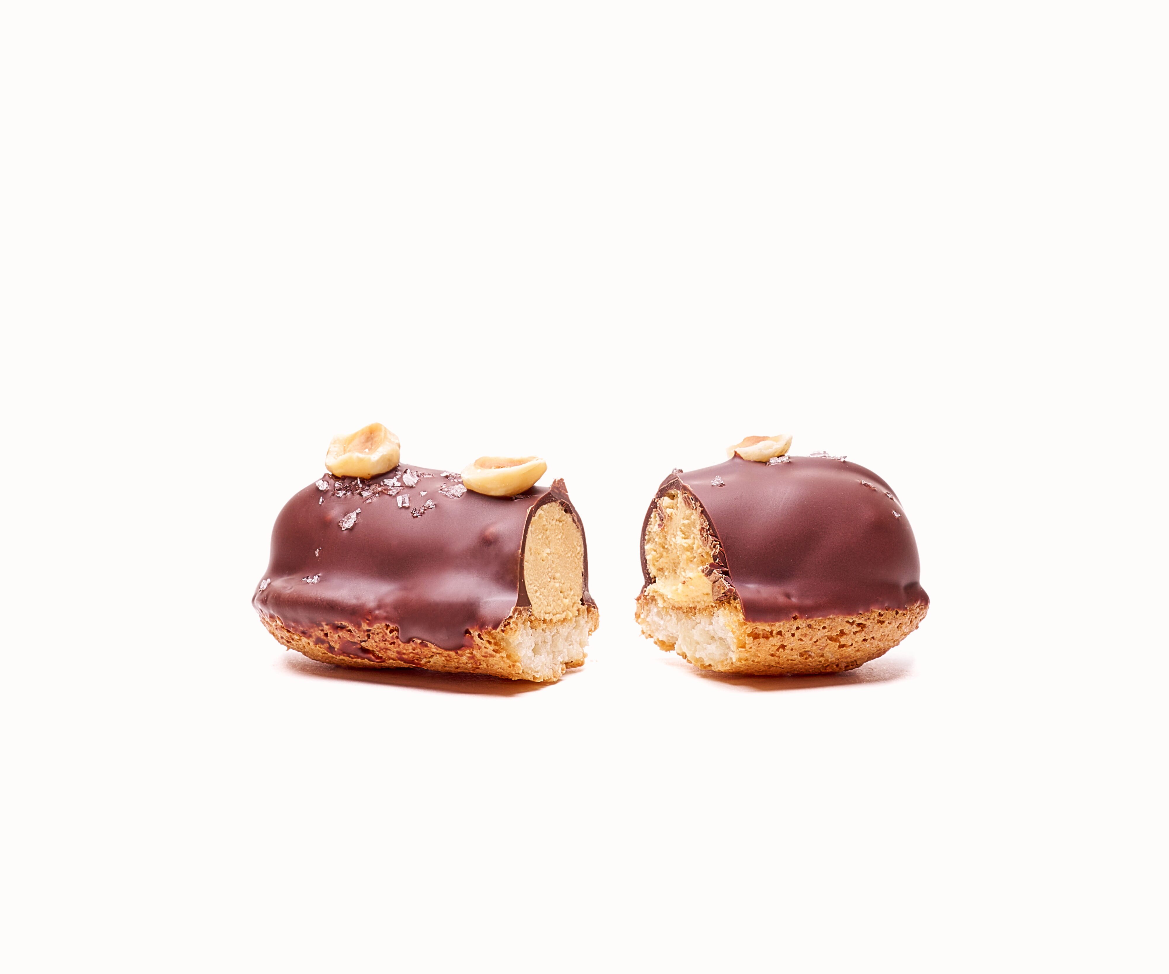 Biskvier med salt kolakräm & hasselnötter