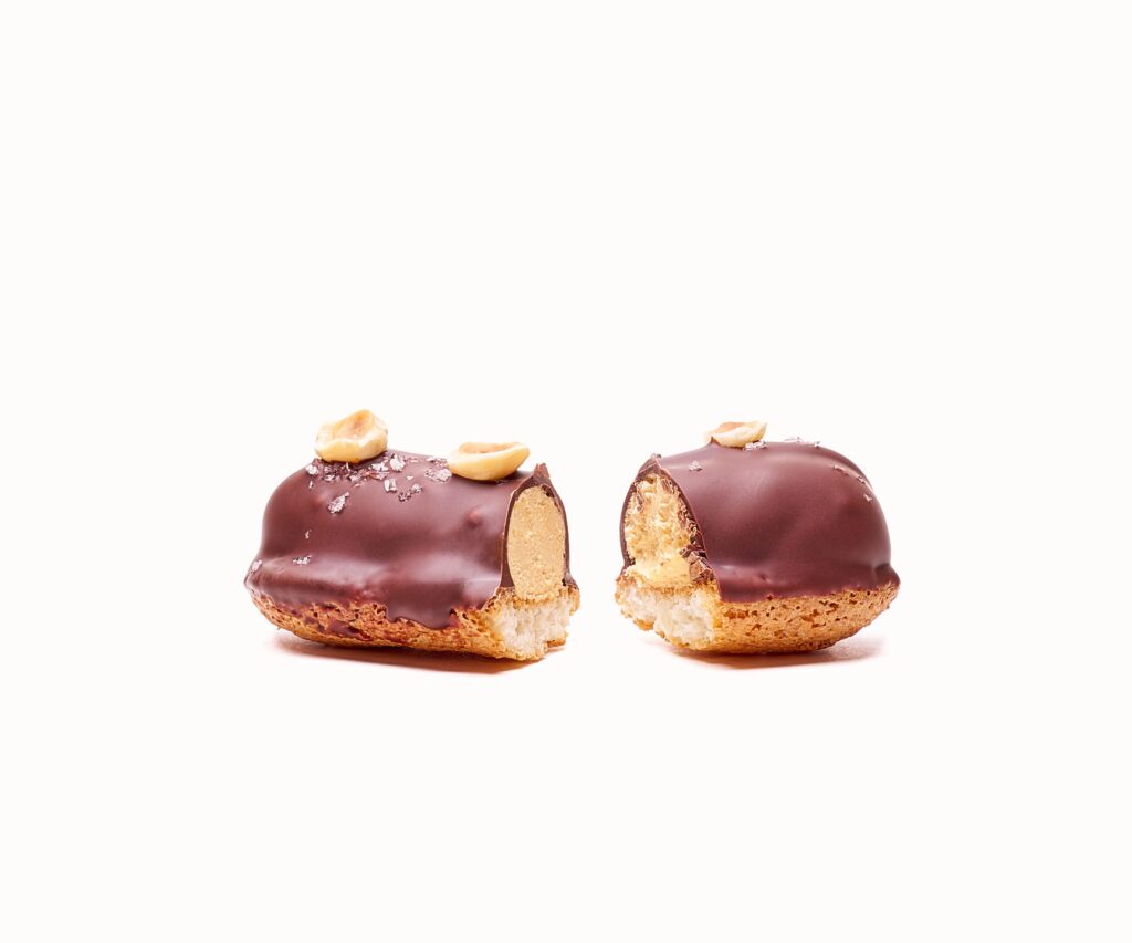 Biskvier med salt kolakräm & hasselnötter